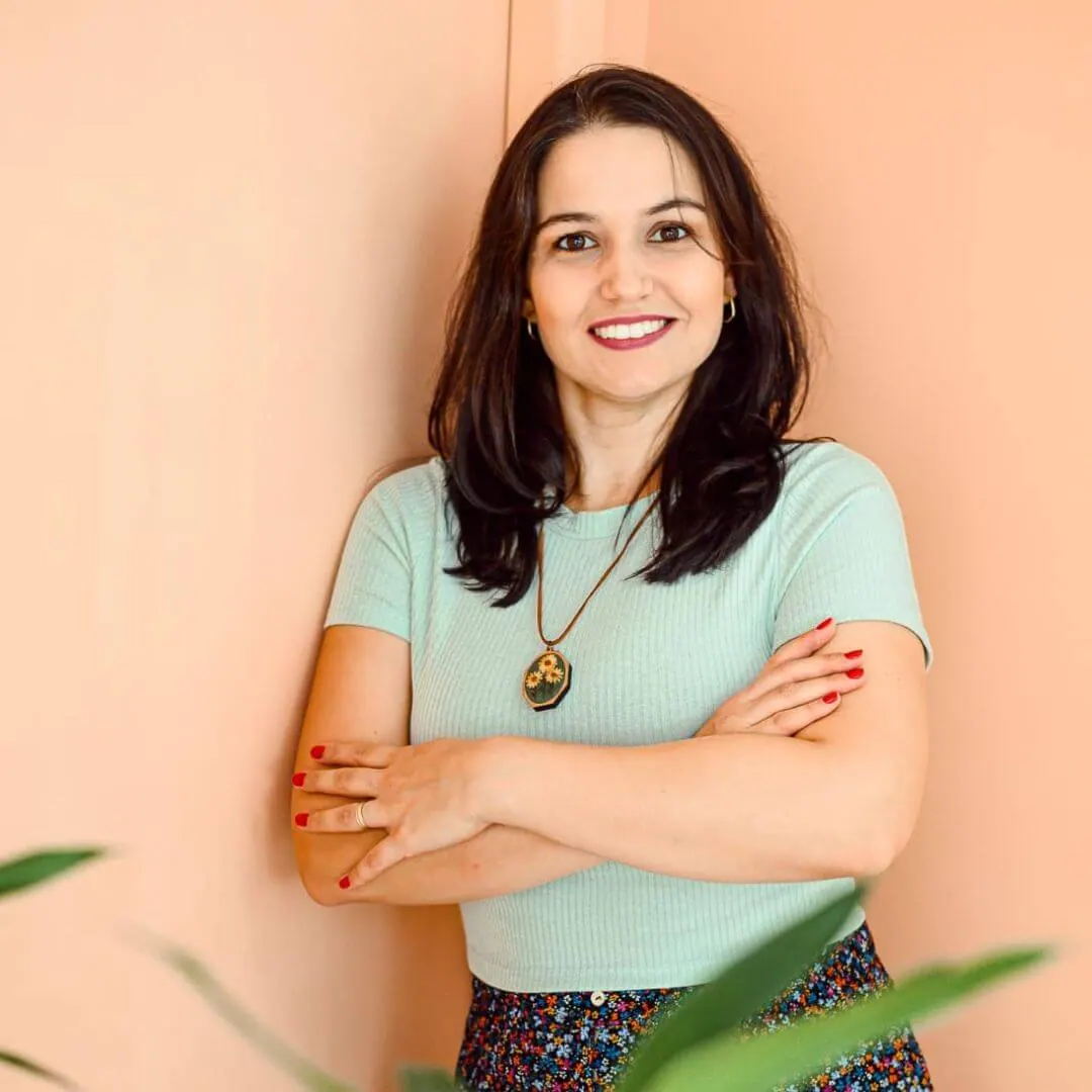 Fran Dorow de braços cruzados