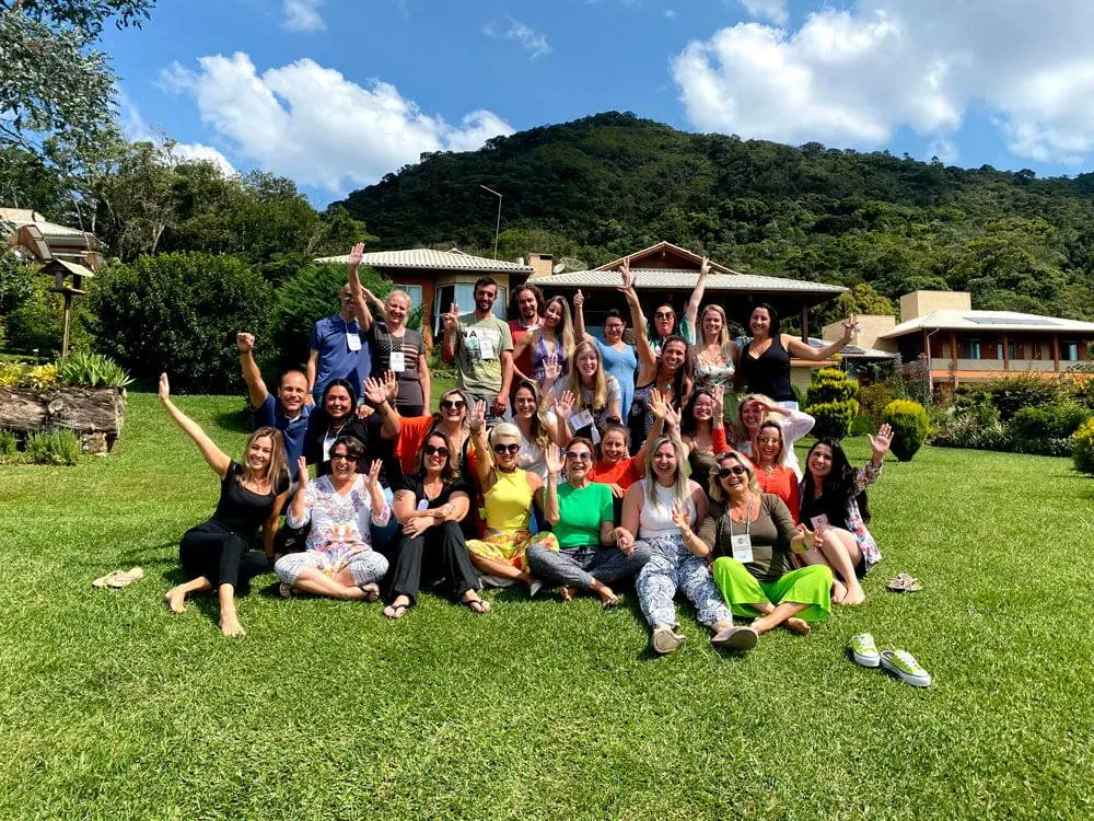 Grupo de alunas e alunos do Instituto Eu Sou reunido ao ar livre