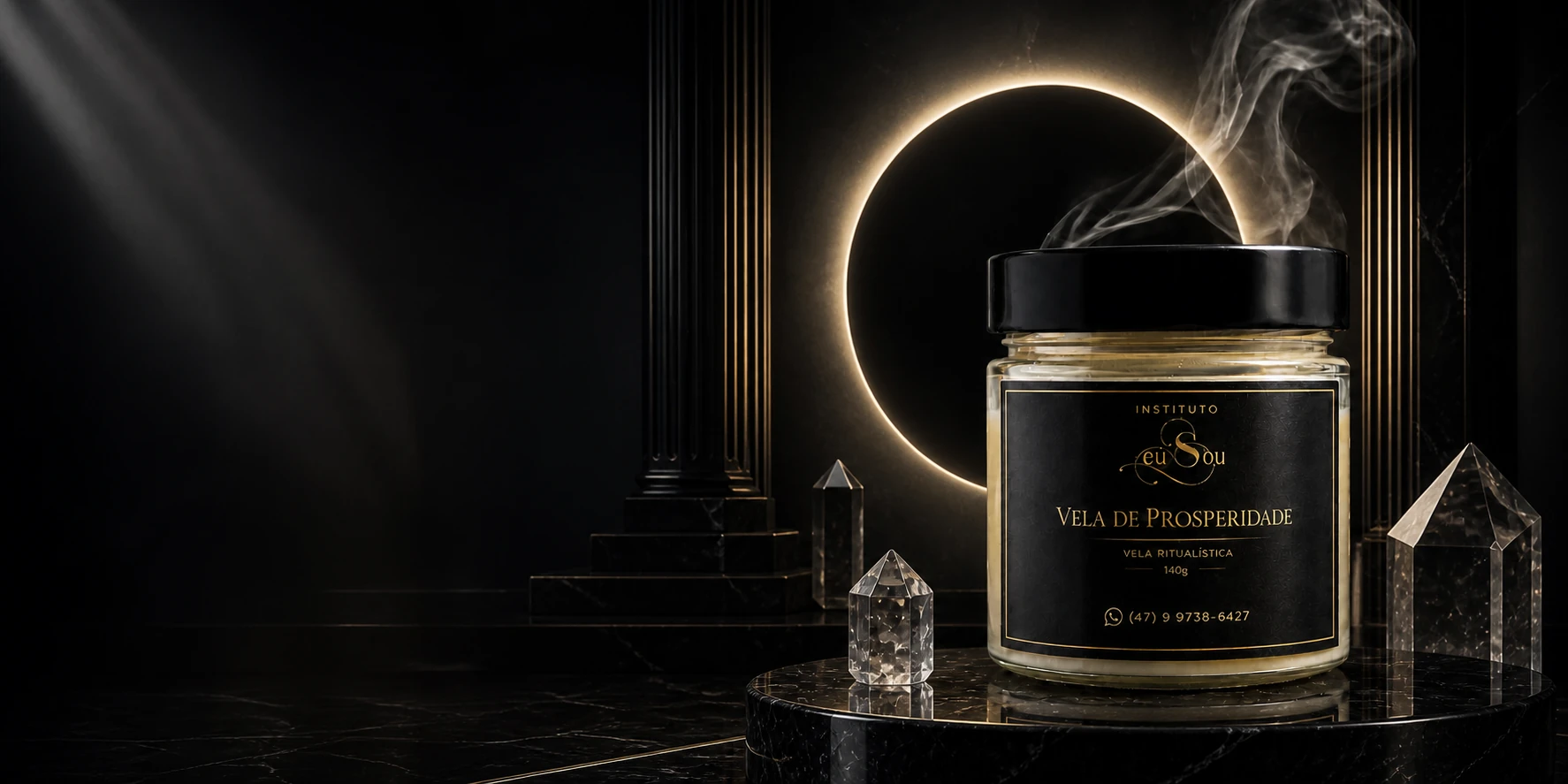 Vela ritualística artesanal em um altar de obsidiana e ouro-champagne